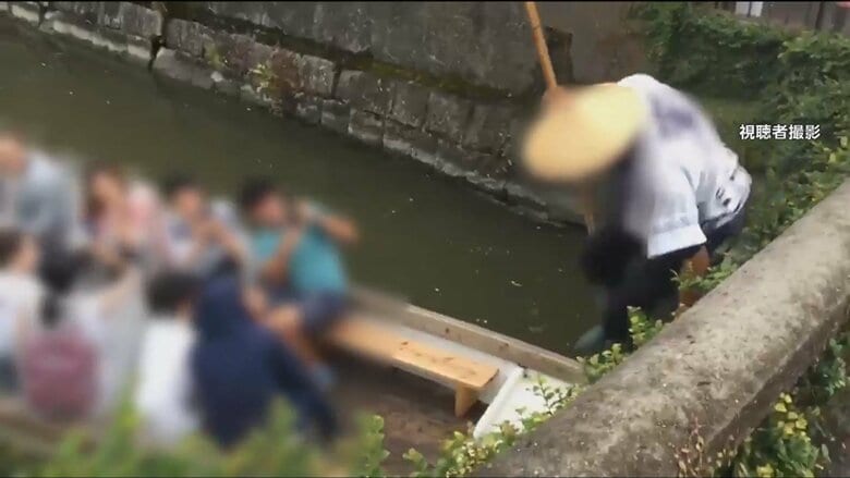 名物「橋越え」は観光客に大人気