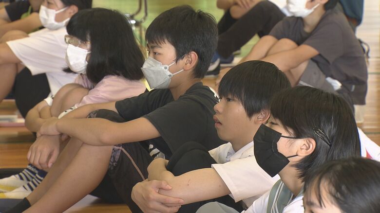 子供たちは真剣なまなざしで話を聞いていた