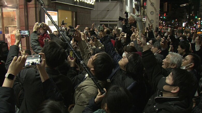 ”最後”の閉店を見守る客や関係者たち