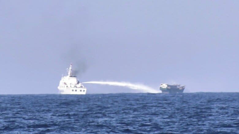 中国海警局によるフィリピン補給船への放水　2024年3月