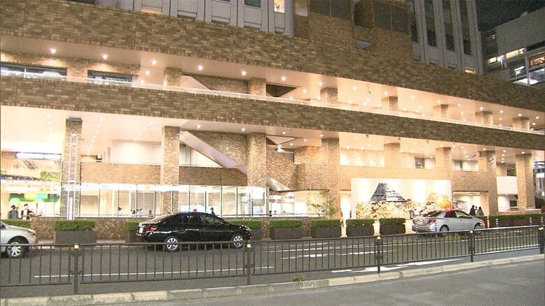 出所祝いが行われたフランス料理店には、100人規模で予約が入っていたという