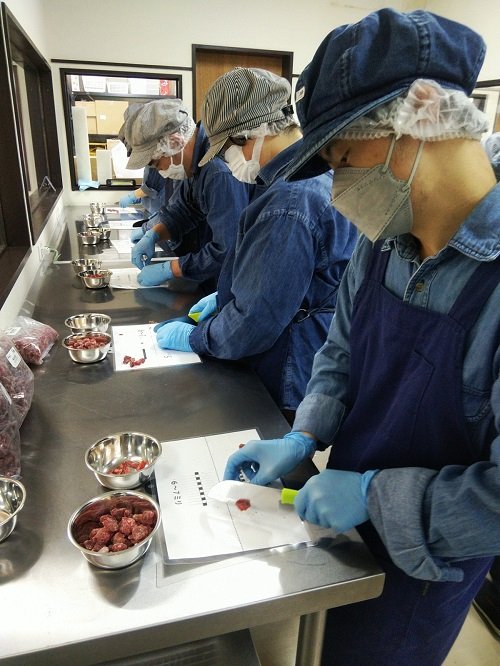 フルーツなどをカットするスタッフたち（『温めれば、何度だってやり直せる』より）