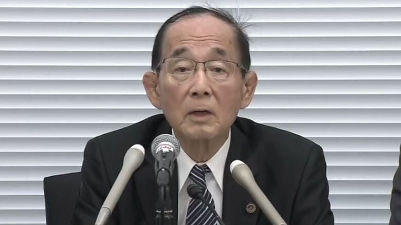 記者会見する原田会長