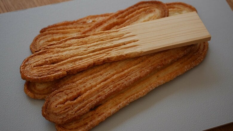 うなぎパイを再現した作品（※一番上にあるのが作品）