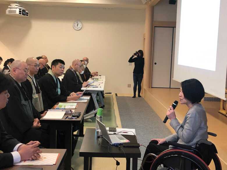 「そうなのか」「知らなかった」僧侶たちの表情は真剣そのものだ