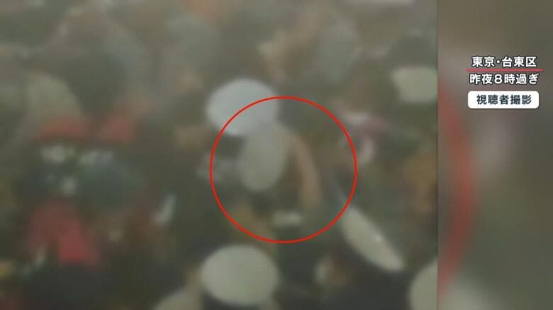 騒動の中、警察官の帽子が飛ぶ場面も