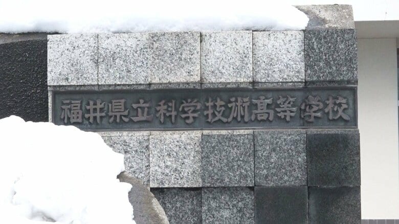 教諭は自宅待機に