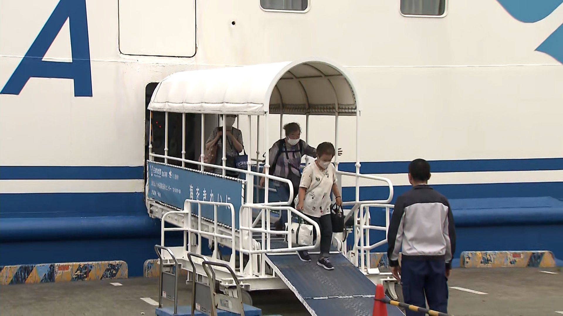 あす鹿児島・十島村で第2弾の島外避難へ　悪石島で31人・小宝島で13人が希望　トカラ列島近海で群発地震続く
