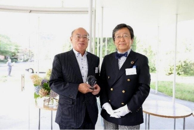 那須学長（右）が感謝の楯を贈呈