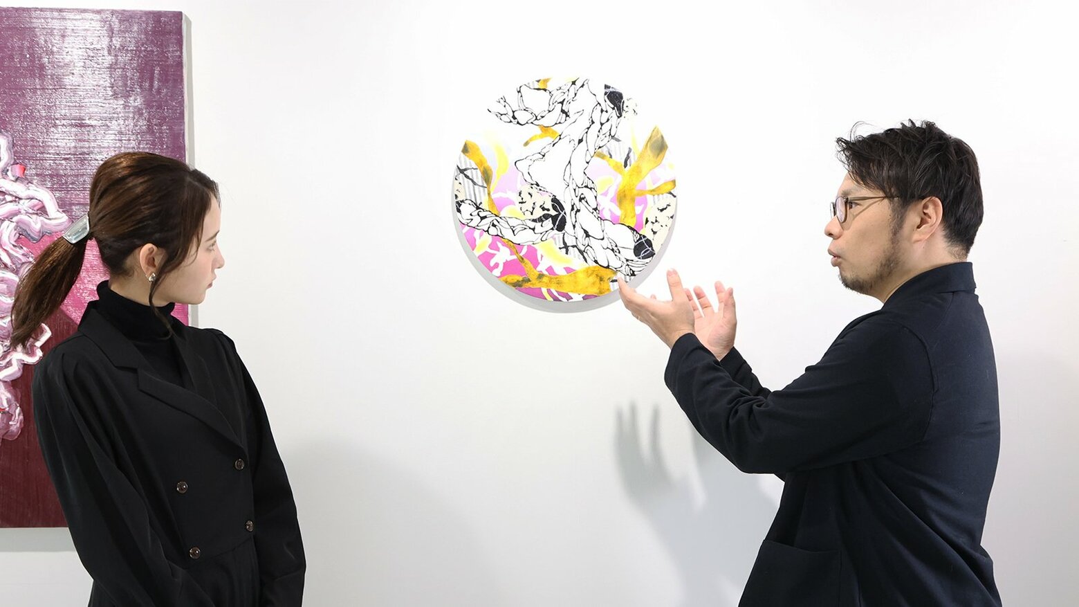 大橋麻里子さんの作品を読み解く井口さん