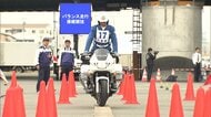 警視庁白バイ隊が腕前披露　細い板の上でバランス走行も　安全運転競技大会で