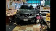 スーパーに車が突っ込み女性客けが　店内を20メートル進み止まる　86歳男性「アクセルとブレーキを踏み間違えた」　福岡・宗像市