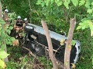 乗用車が道路脇のフェンス突き破り約3メートル下の土手に落下＿車は横転＿60代と30代の女性2人が搬送、いずれも軽傷〈北海道千歳市〉