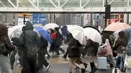 31日午後5時前のJR新宿駅前は雨と強風　“春の嵐”東京で雨風ピーク　「大きい傘にしておけば」後悔する声も