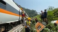 工事車両が線路に 捜査開始 台湾・脱線事故で50人死亡