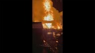 夜明け前の火事で住宅全焼 激しい炎 目撃者「熱すごい」