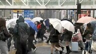31日午後5時前のJR新宿駅前は雨と強風　“春の嵐”東京で雨風ピーク　「大きい傘にしておけば」後悔する声も