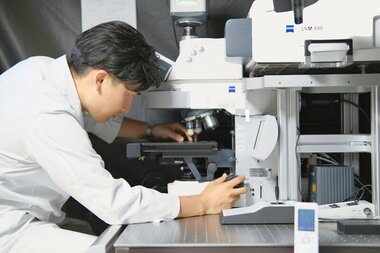 TOTO商品の「きれいと快適」を支える研究開発の裏側 ~汚れの現場を再現し、原因を徹底分析。「菌」の抑制に挑む研究者~