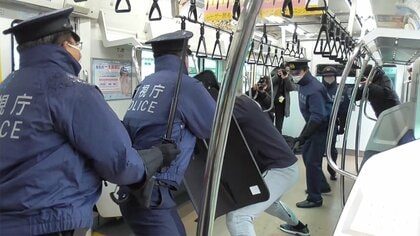 「電車を止めたら火をつけるぞ！」　警視庁とJR東日本が迫真の訓練　「躊躇せず110番を」と呼びかけ