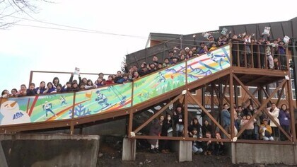 小学校にスキージャンプ台を再建　小学生が募金などで修繕費用約900万円を集める　ノルディック複合の渡部暁斗選手、善斗選手、元モーグル選手の上村愛子さんらオリンピアンも協力