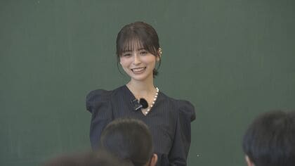 長濱ねるさんが中学校の先生になった!英語の特別授業で教壇に立つ「今いる場所だけが全てじゃない」中学時代は米国にホームステイ これまで旅したのは20カ国
