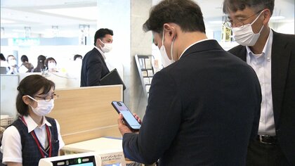 福岡厚労相　マイナ保険証を搭載したスマホで受付体験「あっという間に受け付けが終わった」