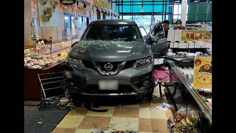 スーパーに車が突っ込み女性客けが　店内を20メートル進み止まる　86歳男性「アクセルとブレーキを踏み間違えた」　福岡・宗像市