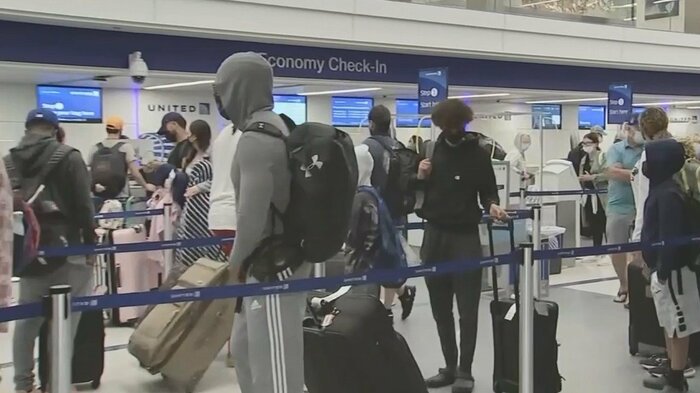 独立記念日の連休で空港を利用した人は100万人