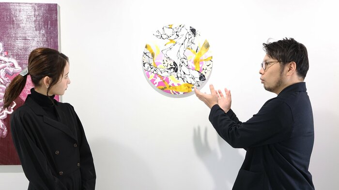 大橋麻里子さんの作品を読み解く井口さん