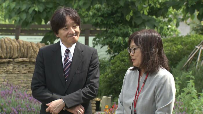 西川綾子園長から説明を受けられる秋篠宮さま