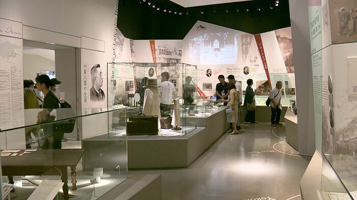 記念館に訪れた観光客たち