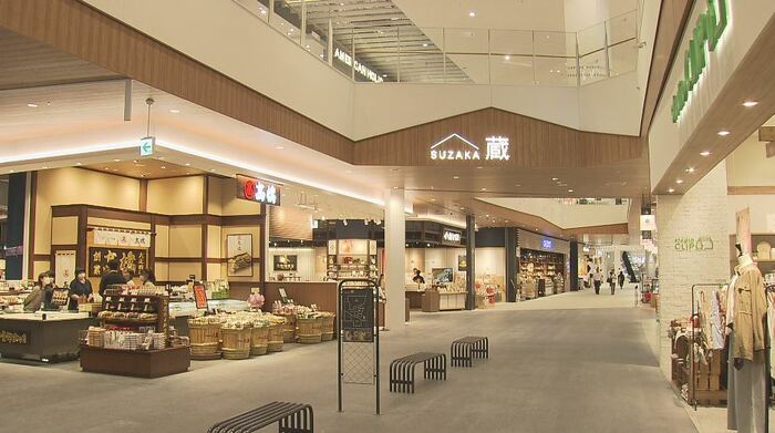 地元食材や加工品を扱うテナントを集めた「SUZAKA蔵」