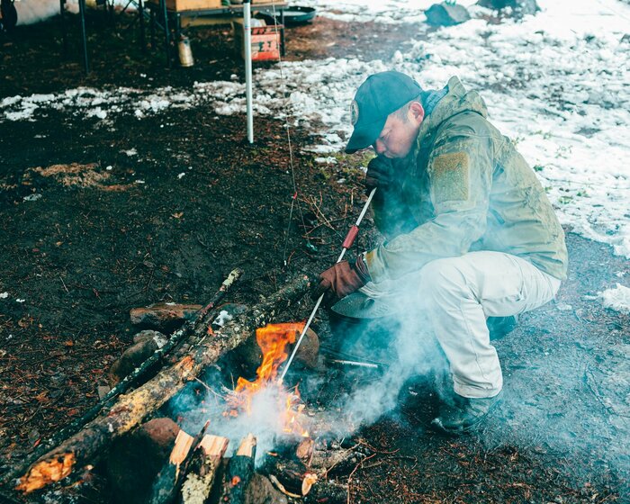 燃え上がる瞬間を目指してゆっくりと長く息を吐き続ける（『焚き火の教科書』より）