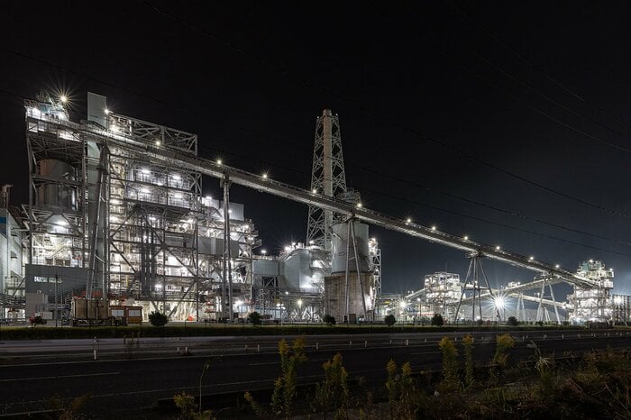近くを通るだけで工場夜景を楽しめる