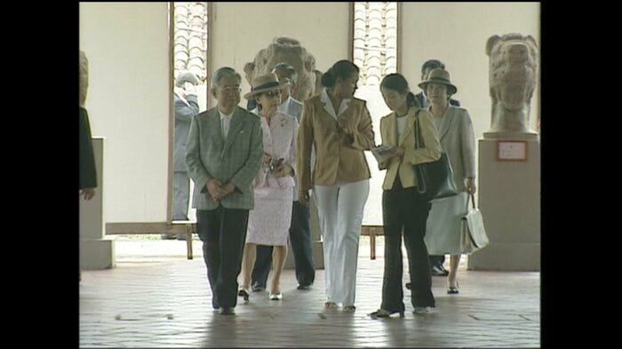 グラナダの博物館で石像をご覧になる常陸宮ご夫妻
