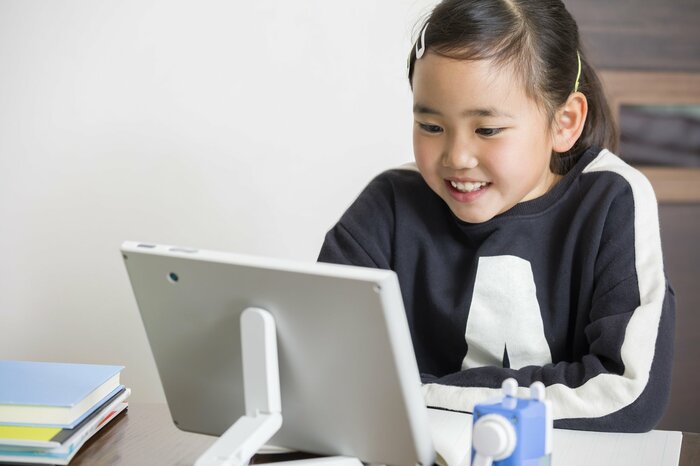 宿題や課題の提出はタブレット端末からがほとんど(画像:イメージ)