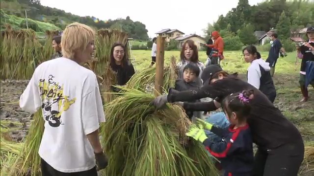 子どもたちと収穫作業をする手越祐也さん
