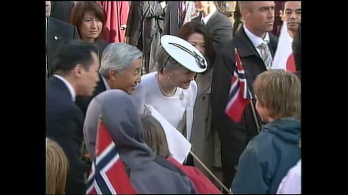 平成17（2005）年5月　ノルウェーで現地の人々と交流される両陛下