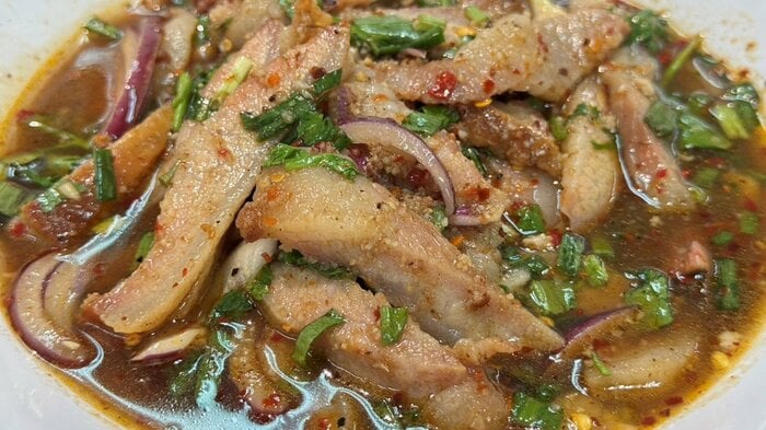 こちらが「ムーナムトック」。コビトカバより先に親しまれていた“本家”のタイ料理。