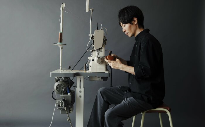 「水切り石専用バッグ」を制作した職人・難波景さん(提供:土屋鞄製造所)