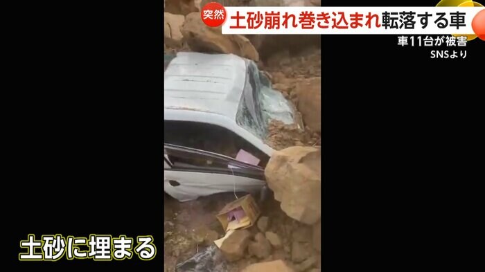 半分が土砂に埋まっているトラック(SNSより)