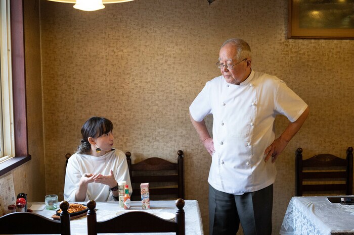 『味吉亭』で取材する美緑さん