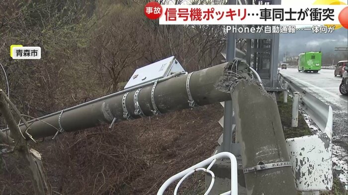 根元から折れた信号機