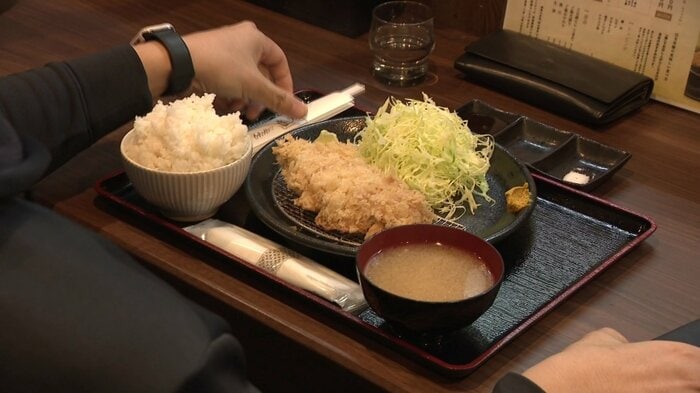 看板メニュー「芳寿豚とんかつ定食」2500円（税込み）　※一日限定20食