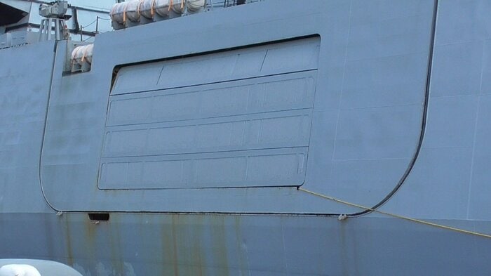 インド海軍「シヴァリク」の側壁 ステルス性を意識したためか内火艇を出し入れする場所にシャッター(6月11日)
