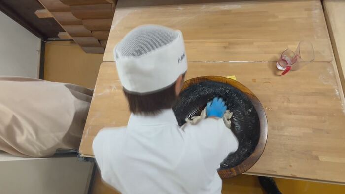 そば粉をこねる畔上さん