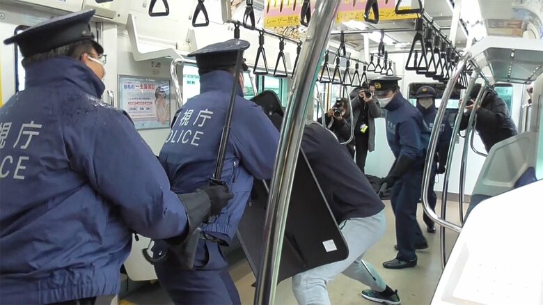 「電車を止めたら火をつけるぞ！」　警視庁とJR東日本が迫真の訓練　「躊躇せず110番を」と呼びかけ｜FNNプライムオンライン