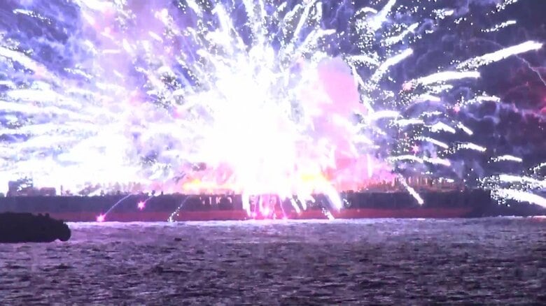 横浜みなとみらい花火火災　打ち上げ装置に何らかのトラブルか　5日朝から海上保安庁が台船に放水し現場確認&lt;br /&gt;｜FNNプライムオンライン