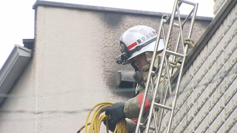 湯島の雑居ビルで火事　火元住人か　60代男性が意識不明で搬送も病院で意識回復　消防車など30台出動　東京・文京区｜FNNプライムオンライン