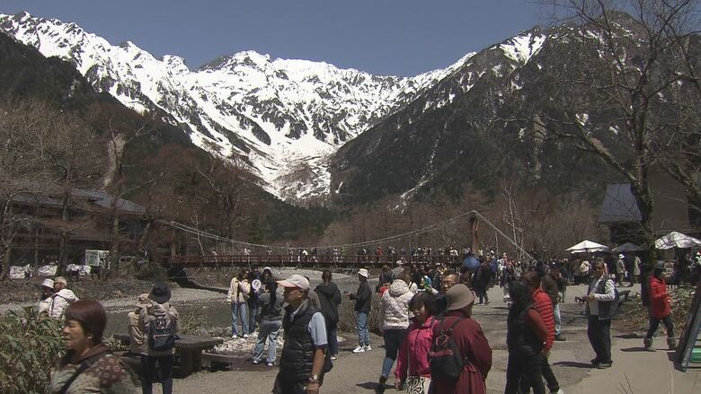 絶景の上高地　多くの外国人観光客でにぎわう　本格的なシーズンへ　4月27日に開山祭｜FNNプライムオンライン